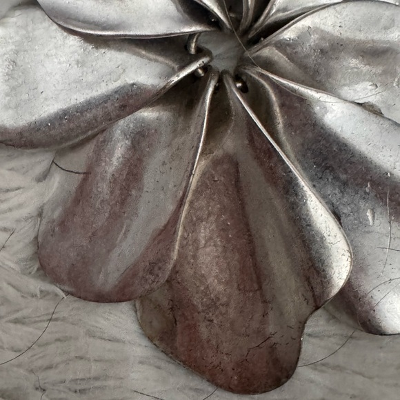 Silver tone Robert Lee Morris SOHO Large Flower Floral Choker Necklace - Picture 5 of 5